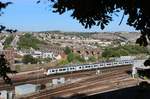 Ein Thameslink Class 700 unterwegs zwischen dem Bahnhof Brighton und der Station Preston Park. Im Hintergrund erkennt man den London Road Viadukt auf der East Coast Main Line.