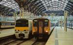 In London Liverpool Station stehen die BR-Triebwagen Class 317 366 und Class 322 483 nebeneinander (April 1992)