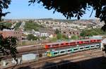 Ein Parallelausfahrt mit einem Class 387 als  Gatwickexpress  Brighton - London Victoria und einem Class 313 als  Southern  zwischen dem Bahnhof Brighton und der Station Preston Park.