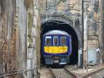 Weg ist er - 319363 der First Capital Connect verschwindet in einem der Tunnel der Liverpool Lime Street. Eine Sekunde später ist auch das Rücklicht eingeschaltet. 11.3.2015