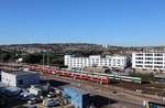 Ein Blick auf den Brighton Railway Station:   Ein Class 377 als  Southern  Eastbourne - Brighton bei der Ankunft in Brighton und ein Class 387  Gatwickexpress  bei der Abfahrt von Brighton - London