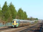 377 115 der Southern Railway hat am 11.1.2014 gerade Horley verlassen und macht sich auf den Weg in Richtung London.