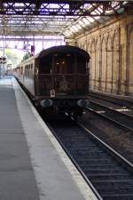 Edinburgh, Weaverly Station - Leider zu spt gesehen, dass auf der anderen Seite des Bahnhofes der berhmte  Royal Scotsman  stand - nach einem Sprint konnte ich nur noch den Schlusswagen