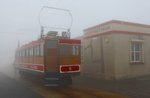 Sneafell Mountain Railway Tw 5 wartet an der Bergstation mit dem ersten morgendlichen auf die Rückfahrt. Das Wetter ist spannend: starker Wind jagt Nebelfetzen über den Berg, Sicht bei 20m, Temperaturen knapp im zweistelligen Bereich. Für ein paar Fotos hätte man sich das anders gewünscht, an diesem Tag ging der Wunsch nicht mehr in Erfüllung ... und das am eigentlich sommerlichen 30.08.2016.