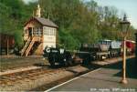 Alte Gterwagen der GWR und GWR- Signalbox am Bahnhof Highley der Severn Valley Railway 