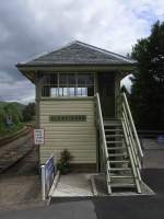 Das Stellwerk im Bahnhof Glenfinnan am 07. Juli 2012. Die Strecke, die neben 2 Museums-Dampfzügen auch regulären öffentlichen Verkehr hat, wird auch heute noch durch die Übergabe von  Token  im Kreuzungsbahnhof gesichert.