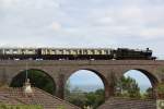 Eine Dampflokomotive der  Paington and Dartmouth Steam Railway  berquert ein Viadukt zwischen Paington und Brixam (19.07.2012)