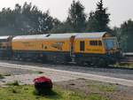 Etwas verräuchert steht ein Network Rail Schienenschleifzug im Bahnhof Lydney Junction der Dean Forest Railway , 14.9.2016