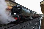 Auf die Zeit zur Abfahrt wartet, bei typisch englischen Wetter, die 34092  CITY OF WELLS , der BRITISH RAILWAYS, am 27.04.2018 in der Stn.