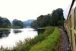 Lakeside & Haverthwaite Railway: Am unteren Ende des Windermere Sees fliesst das Wasser in Form eines wunderschön glitzernden Flusses ab. Aus dem Zug mit der kleinen Lok  Repulse  aufgenommen, 27.September 2017 