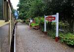 Lakeside & Haverthwaite Railway: Die einzige Zwischenstation der Bahn, aus einem von der Lok  Repulse  geführten Zug. Newby Bridge Halt, 27.September 2017 