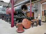 Auch Frauen arbeiteten in den Swindon Works, der Zentralwerkstätte der GWR, wie hier bei der Wartung des Dampflok-Kessels der GWR 4200 Class #4248.

STEAM - Museum of the Great Western Railway, Swindon, 13.9.2016