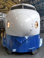 Ein japanischer Shinkansen der Baureihe 0 ist im National Railway Museum York ausgestellt. (Mai 2019)