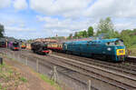 Lokparade mit Dampf- und Dieselloks im Bahnhof Bridgnorth. Der Reisezug mit der grossen Diesellok steht für die Abfahrt nach Kidderminster bereit. Bridgnorth, 13.5.2022