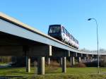 Ein Shuttle, das gerade vom Gatwick South Terminal kommt, erreicht nach nur 2 Minuten Fahrzeit in Kürze das North Terminal. 11.1.2014, Gatwick Airport