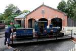 Lok NAOMI (Bratton Flemming Devon England, Fabr.-Nr. 316, Bauj. 2002) wird gedreht vor der Fahrzeughalle am 03.09.2015. Die Exbury Garden Railway ist eine private Schmalspurbahn und fährt auf einer Spurweite von 311mm ca. 1,63 km durch Exbury Garden. 