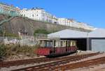 Volk’s Electric Railway: 

Es ist die älteste in Betrieb stehende elektrische Eisenbahn in Großbritannien. Die Schmalspurbahn in Brighton wurde am 4. August 1883 eröffnet - genau ein Tag vor ihrem 135-jährigen Geburtstag! Die Spurweite misst 82,5 cm und die Streckenlänge beträgt über 1,5 Kilometer lang. In der Stromschiene fliesst genau 110 Volt DC (Gleichstrom). 

Das Bild zeigt die Triebwagen Nr. 7 und 8 bei der letzen Fahrt des Tages ins Depot bei der Kreuzungsstation Halfway Station am Freitagabend, 3. August 2018.