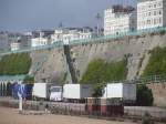 Die Volk's Railway in Brighton, im Jahre 1883 erffnet, ist die lteste in Betrieb befindliche elektrische Eisenbahn der Welt. Eine Stromschiene versorgt die Zge mit 110 Volt Gleichspannung. 17.4.2012, Brighton