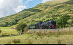 Ex South African Railways NG G16 87 Garratt der Welsh Highland Railway mit einem Zug von Caernarfon nach Porthmadog am 15. August 2017 kurz vor der Haltestelle Snowdon Ranger.