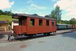 In Llanfair Caereinion steht Wagen 25, gebaut 1925 für die Salzkammergut Lokalbahn und 1968 von der Zillertalbahn übernommen. 12.Juli 2012. 