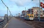 Richtung Pleasure Beach ist ein Brush-Triebwagen aus dem Jahre 1937 auf der Promenade  in Blackpool unterwegs (April 1992)