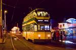 Blackpool Tw 717 auf abendlicher Runde an der Haltestelle North Pier, 07.09.2010.