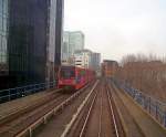 Begegnung auf freier Strecke: DLR-Doppelgarnitur der BR B2K zwischen den Stationen South Quay und Crossharbour, 17.3.010.