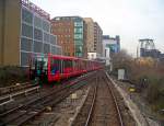 DLR-Dreiereinheit der BR B09 ( Olympia-Zge ) erreicht die Crossharbour Station, 17.3.010.