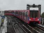 DLR-Zug bei der Einfahrt in West India Quay, London - 9.4.2012