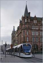 1956 stillgelegt, hat nun auch Edinburgh seit kurzem wieder ein Tram: CAF Zewirichtungstreibwagen verbinden das Zentrum mit dem Flughafen. Das Bild zeigt ein Tram, welches von der Princes Streete nun in den St Andrew Square gelangt ist.
3. Mai 2017