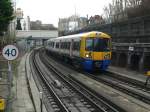 London Overground 378 140 in Surrey Quays. Moderne Farben und Züge machen dieses Verkehrsmittel schick und attraktiv. 10.4.2012