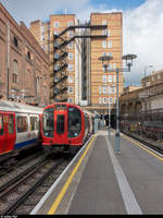 Ein Zug der Metropolitan Line erreicht am 12. August 2017 die Station Baker Street.