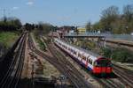 Ein Zug der Type  1973 Stock  der Picadilly Line am Abzweigpunkt Acton Town. (18.04.2018)