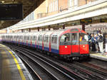 Ein Zug der Piccadilly Line in Richtung Cockfosters im Bahnhof Barons Court, 13.10.2018.