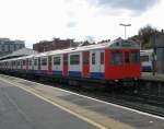 Ein Underground Zug der District-Line wartet in Wimbledon auf die Abfahrt.