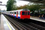 London Underground's D-Stock fährt in der Regel auf der District Line. Auf dem Richmond-Ast begegnete mit am 14.10.2009 die Einheit mit Triebkopf 7013 in der Station Kew Gardens. 