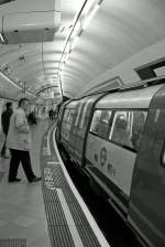 S/w-Impression aus der Embankment Station (Gelegen an der Circle Line, der District Line, der Bakerlo Line und der Northern Line), 16.3.010. Hier wird  the Gap , die  geminded  werden muss, ziemlich deutlich sichtbar...