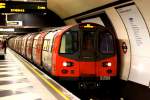 Ein LT1995 der Londoner U-Bahn auf der Northern Line in Richtung Kennington im Bahnhof  Waterloo 