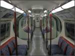 Röhrenbahn - 

Die Züge der Tube sind an die runde Form der engen Tunnels angepasst. Hier ein Zug der Bakerloo Line. 

London, 23.10.2011 (J)