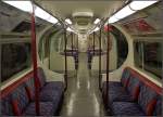 Schn plschig und absolut leer - um viertel nach fnf nachmittags! Londoner U-Bahnwaggon lterer Bauart.