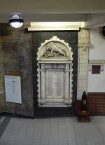 Denkmal für die im 1. Weltkrieg gefallenen Eisenbahner - nebst kleiner Bombe(?) - im Bahnhof  Baker Street . London, 10.7.2015