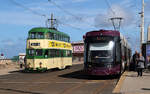 Alt trifft neu: doppelstöckiges Tram der Heritage-Linie und modernes Flexity-Tram in der Haltestelle North Pier. Blackpool, 12.5.2022