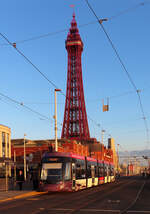 Flexity-Tram in der Abendsonne vor dem Blackpool-Tower. Blackpool, 11.5.2022