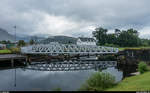 Die Banavie Railway Swing Bridge über den Caledonian Canal während dem Öffnen am 25.