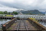 Die Banavie Railway Swing Bridge über den Caledonian Canal während dem Schliessvorgang am 25.