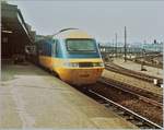 Ein British Rail HST 125 Class 43 steht in York am Bahnsteig und wartet auf die Weiterfahrt Richtung Norden.
Neben dem fotografisch nicht besonders gut platzierten  Triebkopf  43191 lohnt ein Blick auf die Gleisanlage rechts im Bild und auf ein Detail links im Bild: Obwohl etwas im Schatten, lässt sich erkennen, das beim Gepäcktabteil der  Triebkopf  Gegenstände aus- bzw. eingeladen werden. 
20. Juni 1984