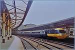 Ein British Rail HST 125 Class 43 Intercity wartet in York auf die Abfahrt Richtung Norden, an der Spitze des Zuges ist die Class 43 N° 43086.

Analogbild vom 20. Juni 1984