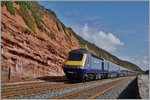 Ein Great Western Railway GWR HST 125 Class 43 Zug auf der Fahrt ins weit entfernte London kurz nach Dawlish bei den  Roten Felsen . 
19. April 2016