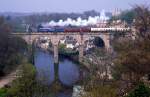 Seltener - einmaliger - Besuch fr den bekannten Viadukt ber den River Nidd in Knaresborough (North Yorkshire): Eine der seltenen Ausfahrten der Weltrekord-Dampflok LNER Class A4 4468  Mallard  fhrte Sie am 25. April 1987 von York nach Leeds.