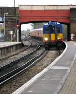 Von London Waterloo kommend trifft dieser Vorortszug in Richmond ein. Er wird über Wimbledon nach London Waterloo zurückfahren.
(14.04.2008)
